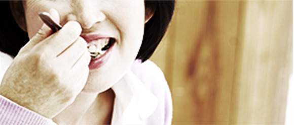 おいしく食べる女性