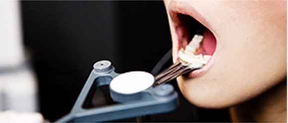 歯の検査を受ける女性