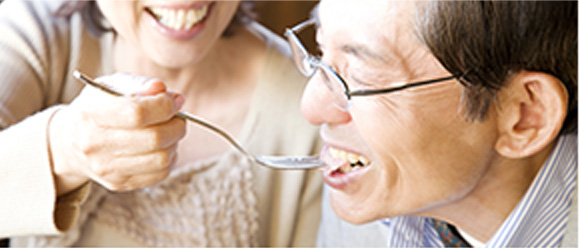 一緒に食事を楽しむ老夫婦