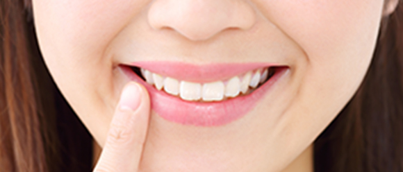 にんまり笑う女性